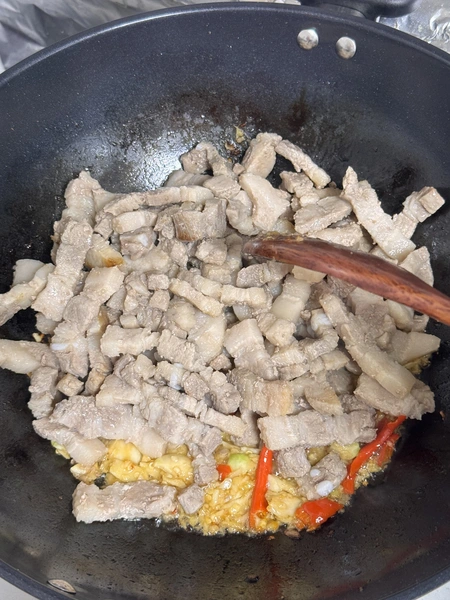삼겹살과 다진마늘 볶기