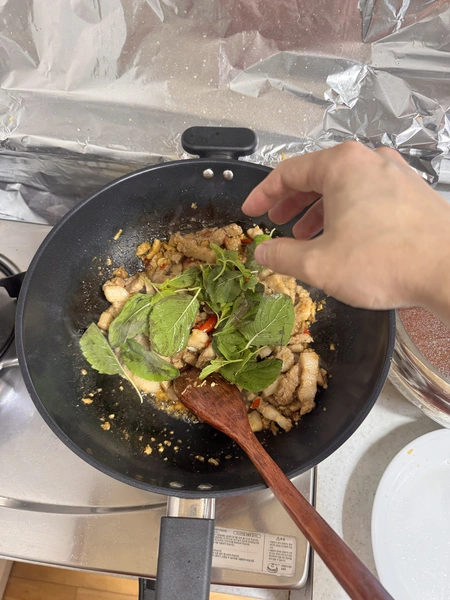 삼겹살 카파오 볶음